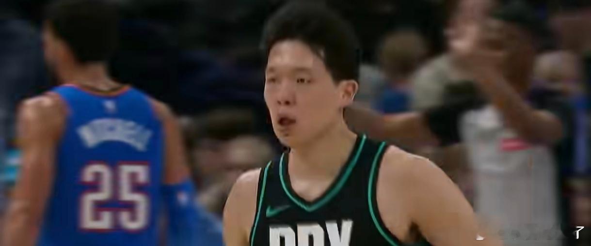 杨瀚森又被下放到G联赛了，这一天可够忙的了。