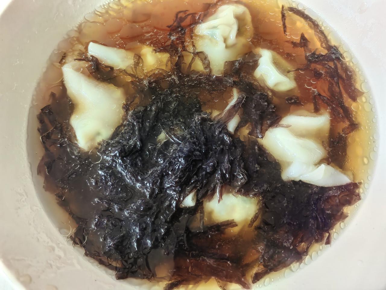 早餐。
本想下楼锻炼，被雨吓回来了。好像最后也没下起来吧。