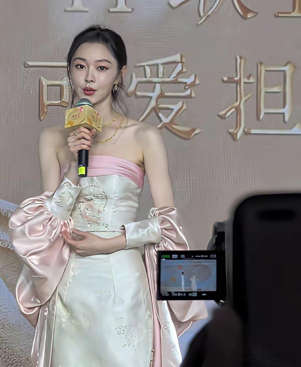 37 岁的宋轶瘦成这样真的有美感吗？近日，宋轶现身南京参加活动，当天穿着浅绿底带