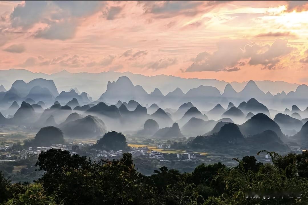 说广西每个市都是个旅游的好地方，
应该不会有人反驳吧！！

一路由北向南，风景优