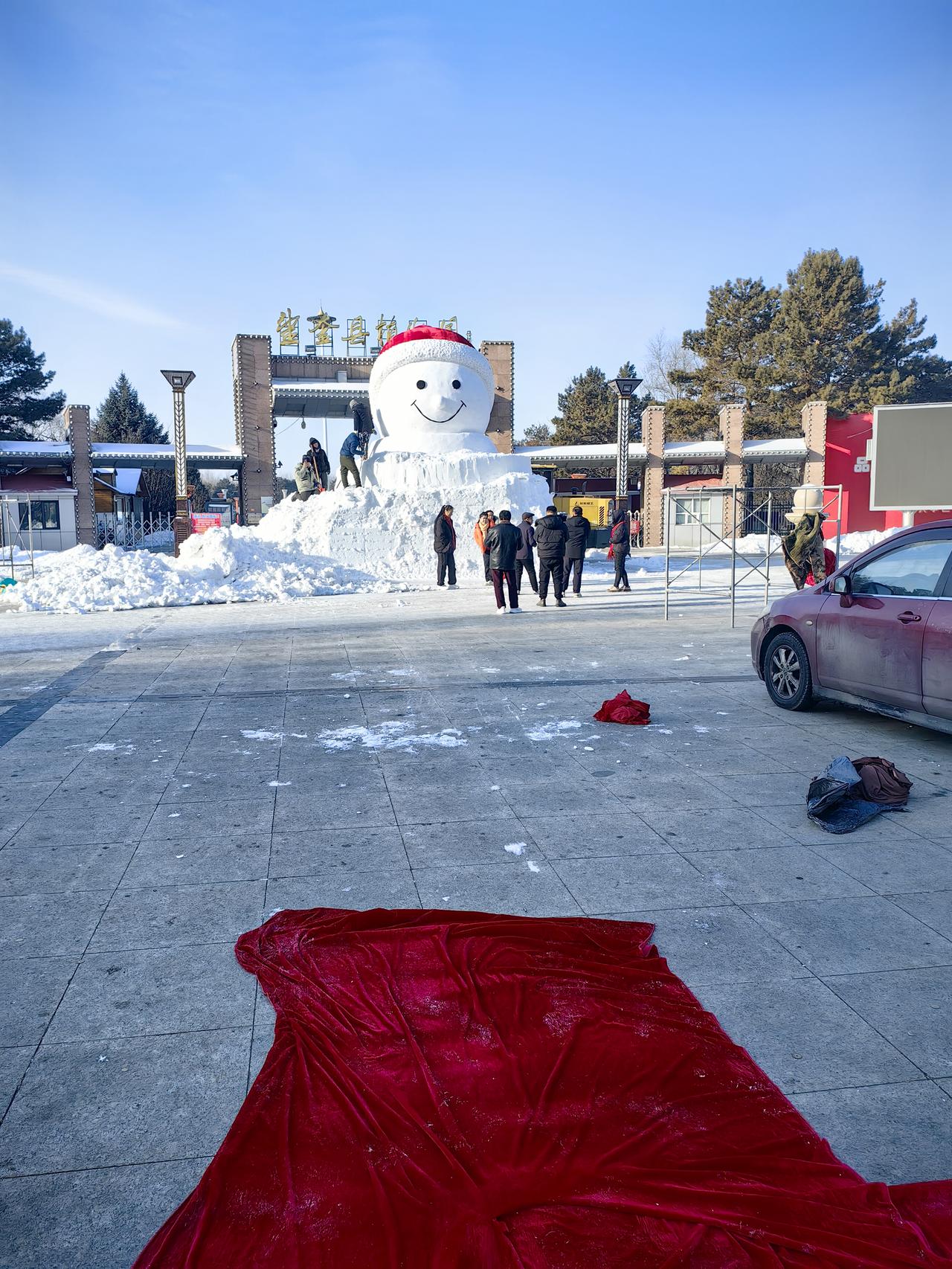 新年家门口的大雪人完工了。