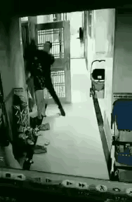 这是往死里打呀！无论什么原因，都不应该动手打一个女人！！