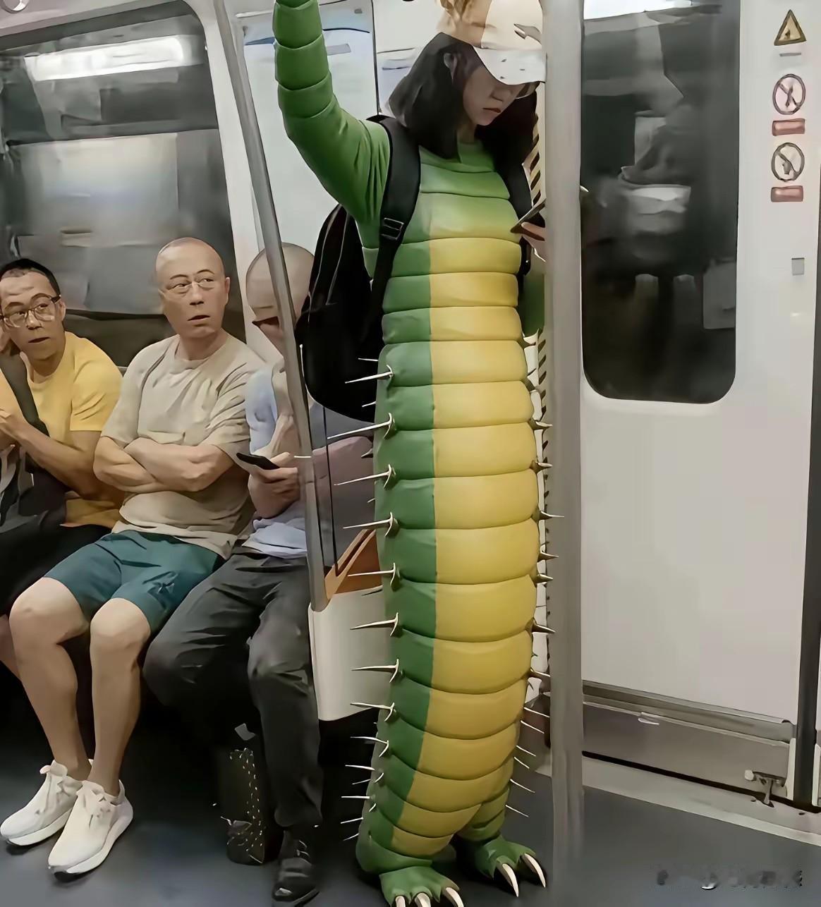 这衣服太特殊了，简直颠覆了人们对服装的认知，穿上这样的衣服，能走路吗？感觉这画面