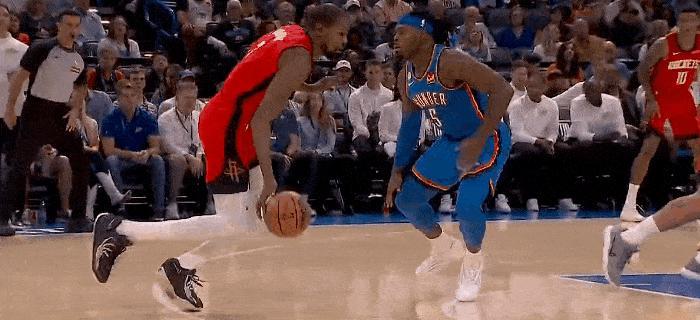 他出手那会儿，多尔特贴得比亲爹还紧，球却像长了眼睛，从他指缝里溜进网窝。
第二球