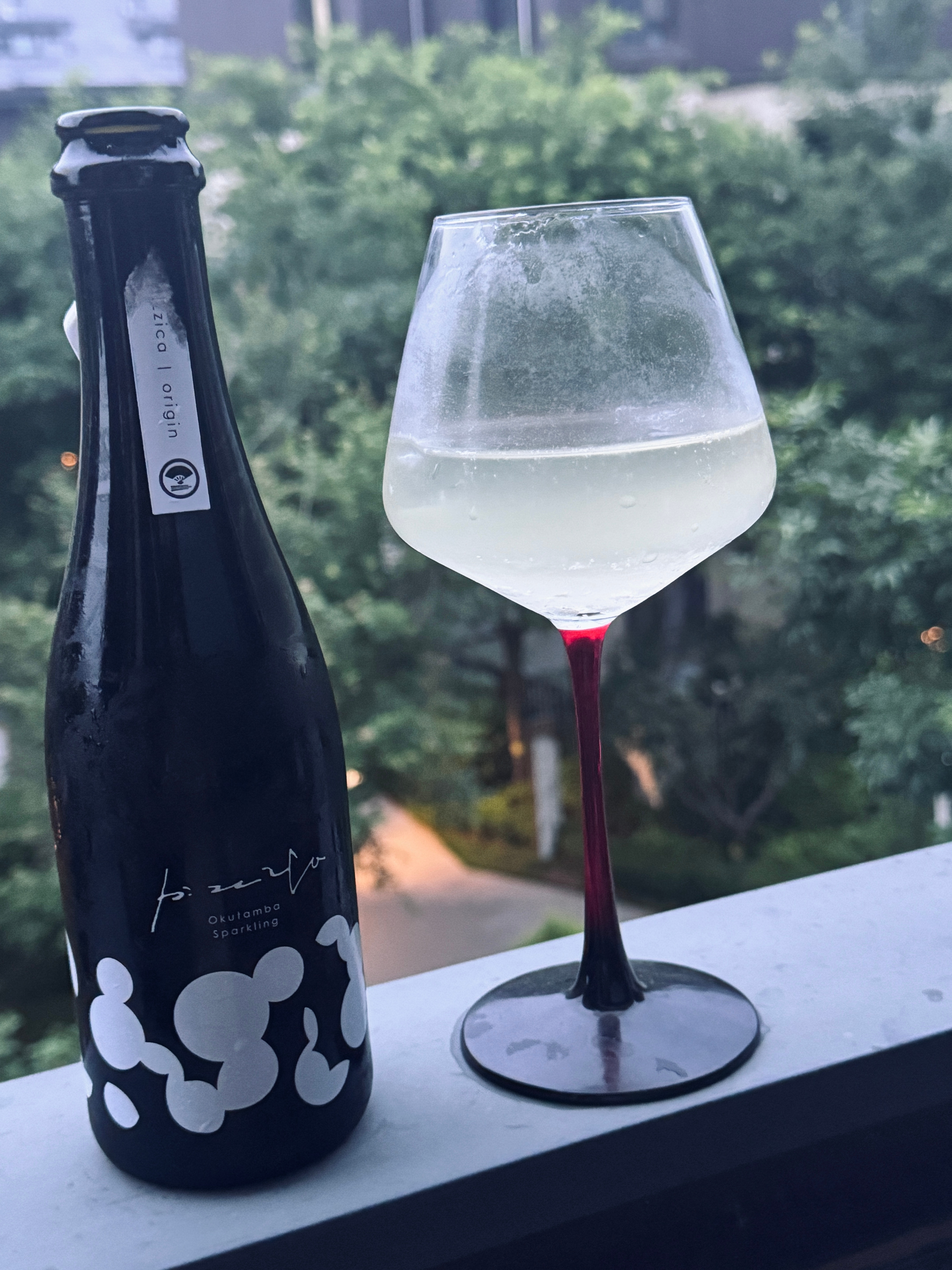 三点醒了。本来想去晨跑、但是怕猝死、算了。还是喝点晨酒吧🥂气泡清酒可太好喝了。