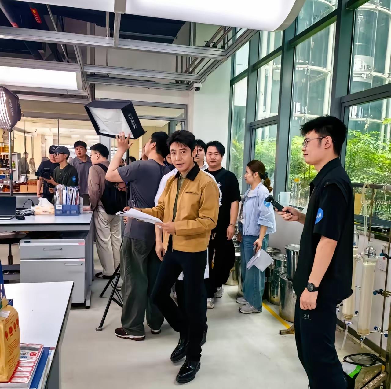 5月20日，有​网友晒出散贝宁在科研实验室录制，镜头下的他看起来帅气十足！
当天