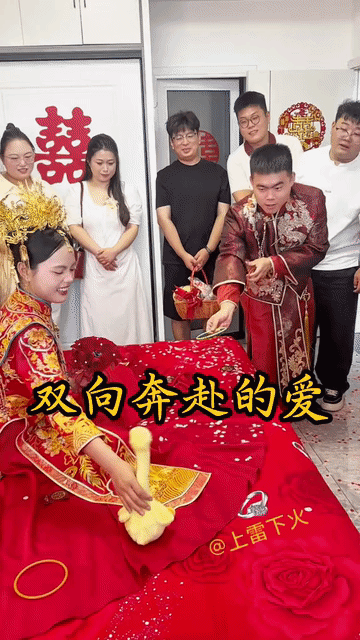 这俩婚后
肯定会非常幸福
两人脸上都洋溢着喜庆的笑容[呲牙]