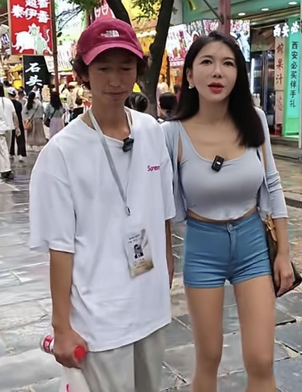 龚玥菲跟庞麦郎牵手站一块，感觉龚玥菲头好大，脸又长又宽，然后约瑟翰庞麦郎脸又小又