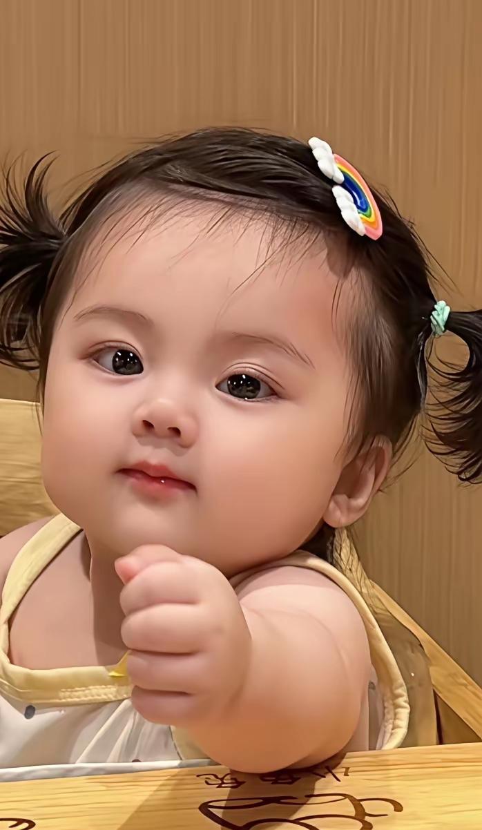 我家可爱的外孙女，头上别着小发卡，扎着两个牛角辫，她那一双水汪汪的眼眸，犹如清澈