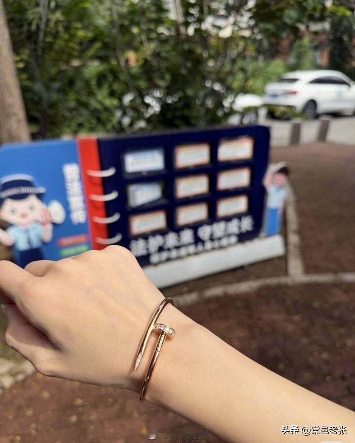周女士在周杰伦济南演唱会上经历了有惊有喜的插曲。9月19 - 21日，周杰伦连唱