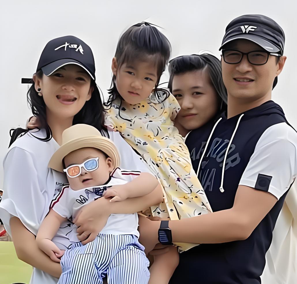 当年全网骂她狠心，现在看全是智慧。
章子怡离婚那会儿，儿子才三岁。
她把哭闹的儿