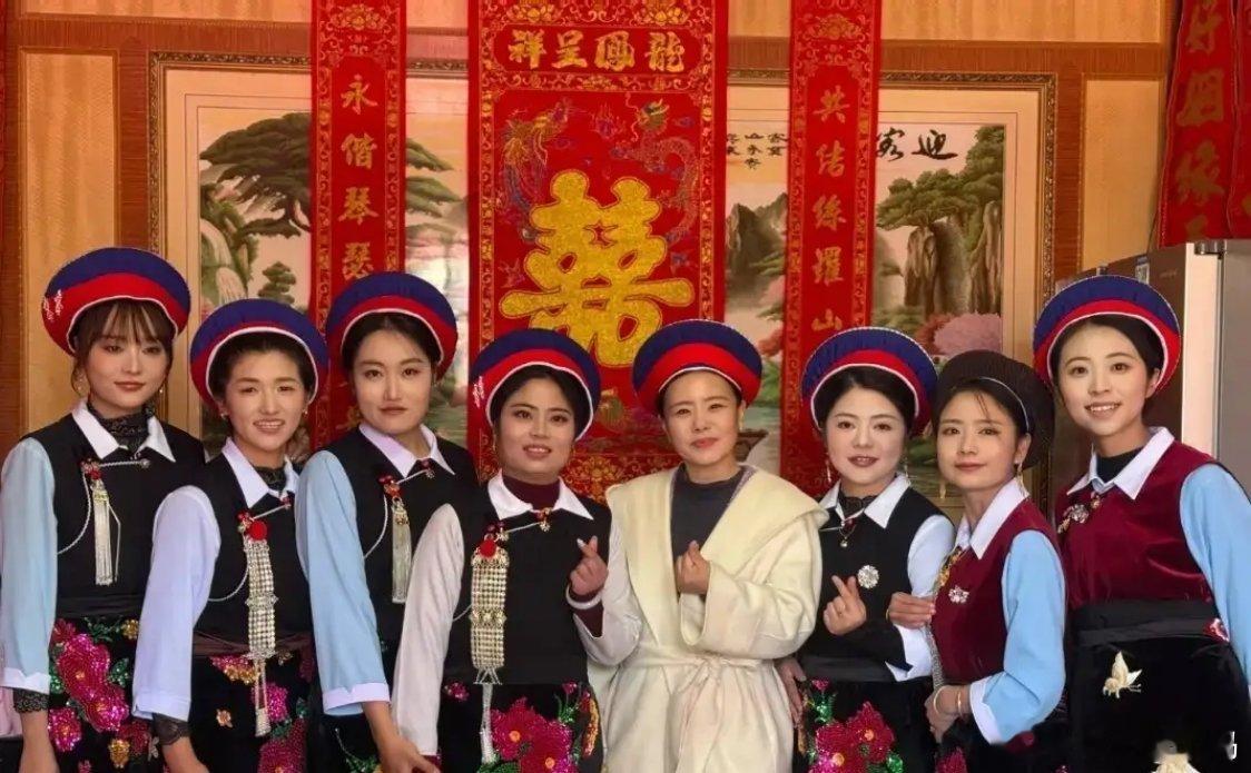 龚琳娜回云南吃席，不是什么豪华酒店宴席，就是邻居家的白族婚礼，院子里拼起红桌子，