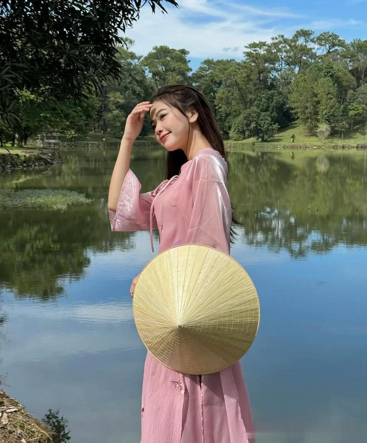 越南明命皇陵，也是越南有名的景点，位于顺化城以南15公里处，香江边上，是越南阮朝