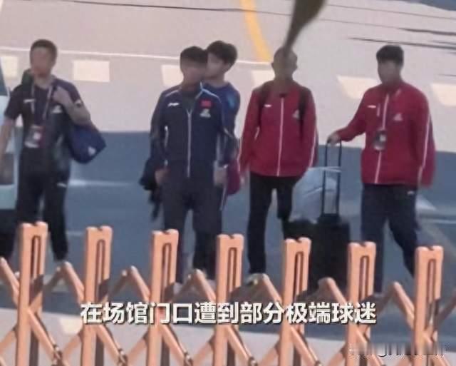 王皓场馆门口当众被辱骂！拍照取证直接报警，饭圈戾气有多可怕？