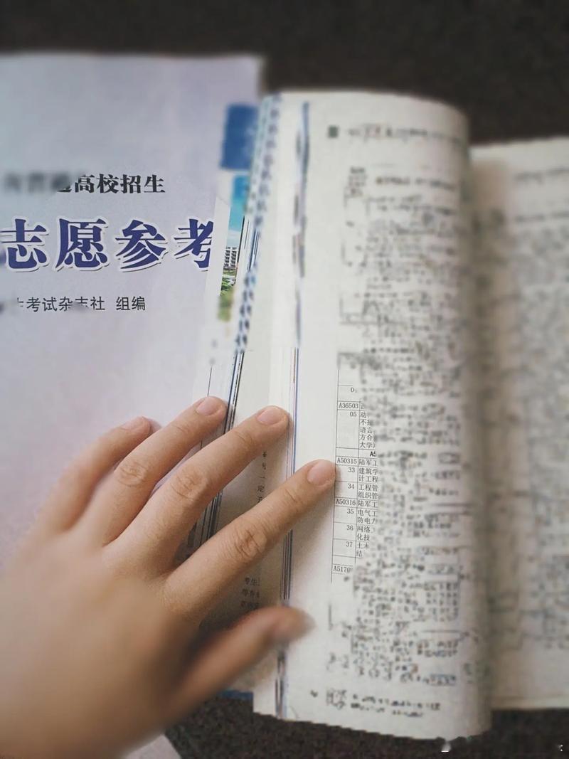 高考填志愿哪有不疯的填报志愿堪比盲盒抽奖，心仪院校分数够不上，看得上的专业顾虑就