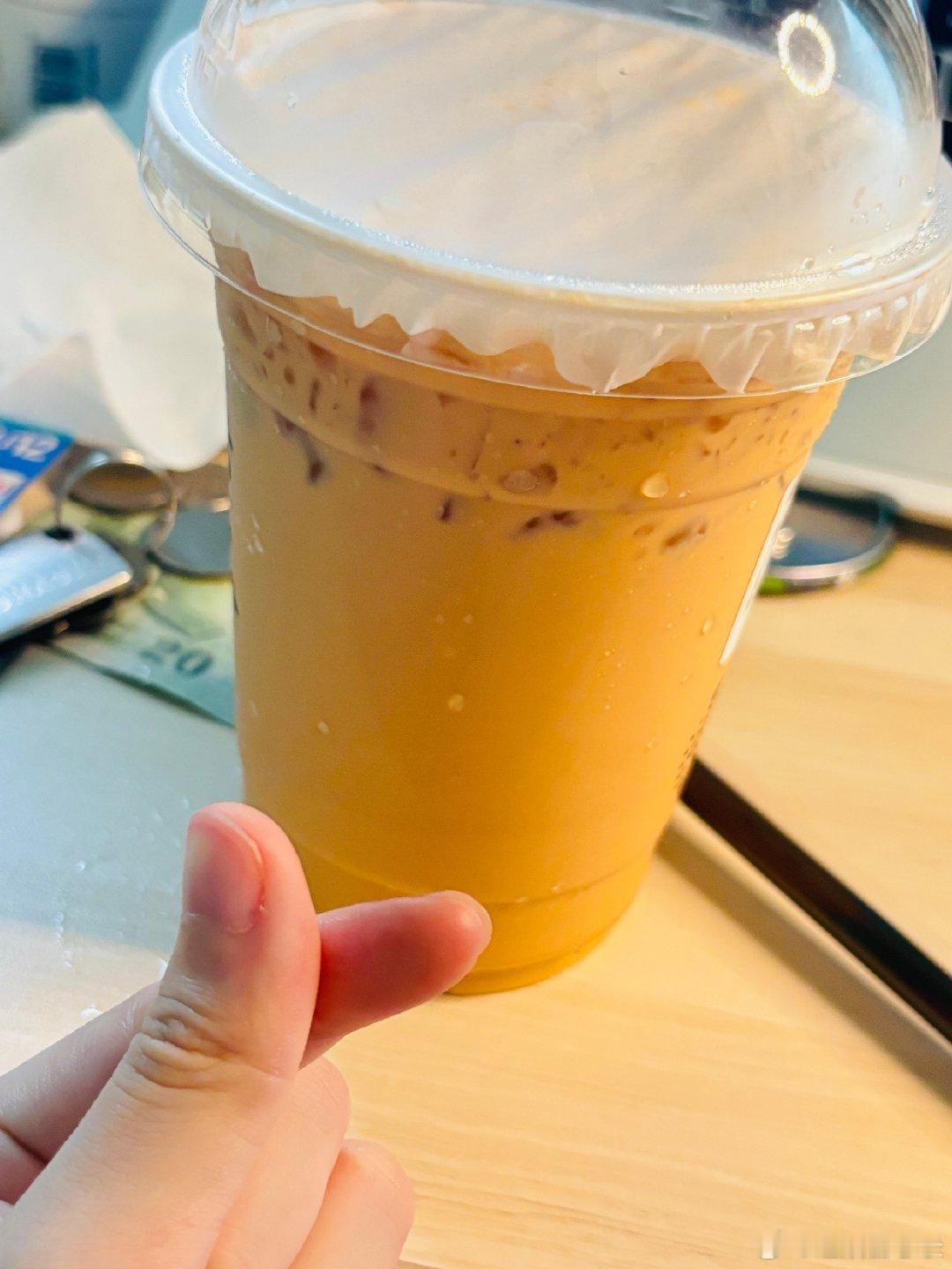 立秋第一杯奶茶的受益者出现了 谁懂啊，今天早上刚到公司，就看见同事抱着奶茶在那拆
