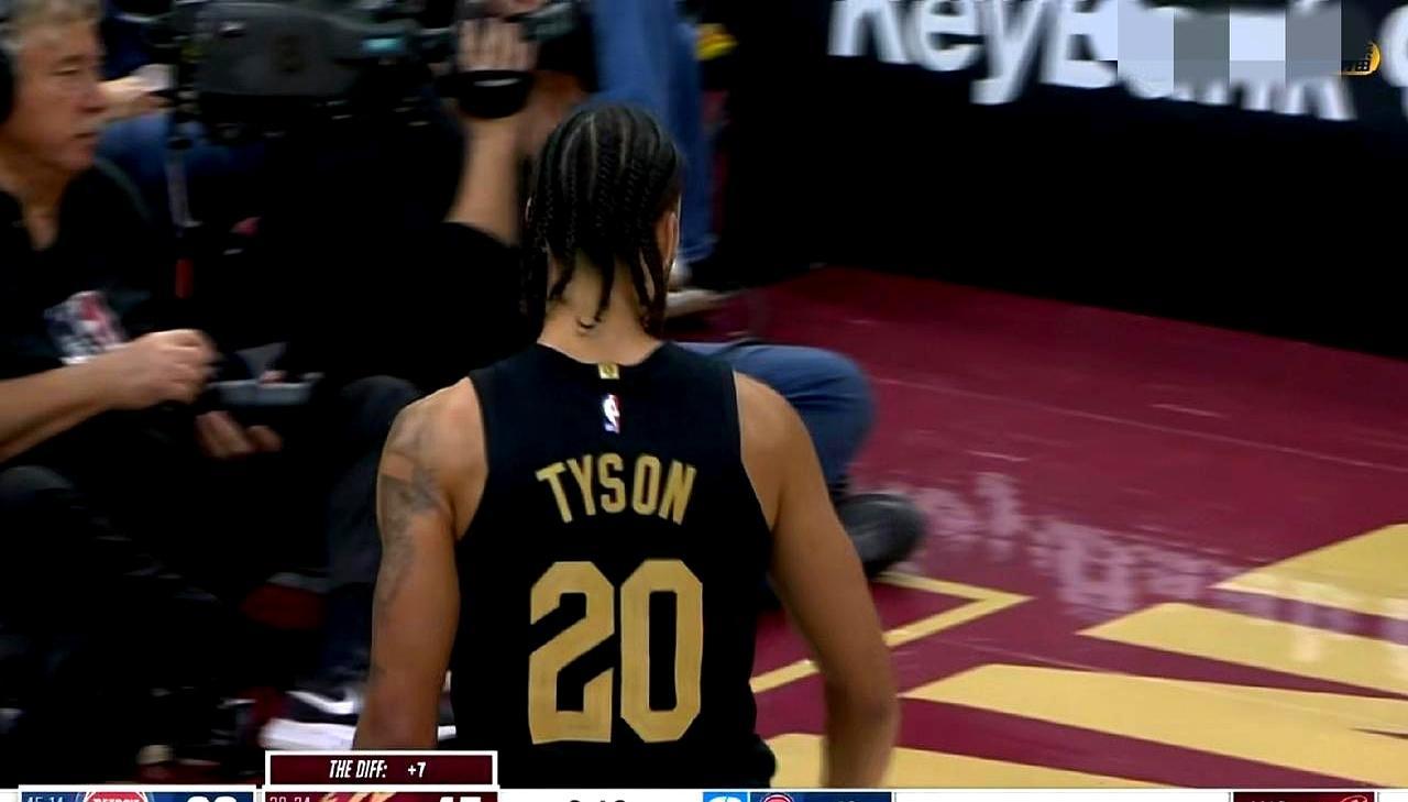 你见过新秀把东部第一打懵吗？就今天，骑士那个二年级生泰森，半场7中5狂砍12分，