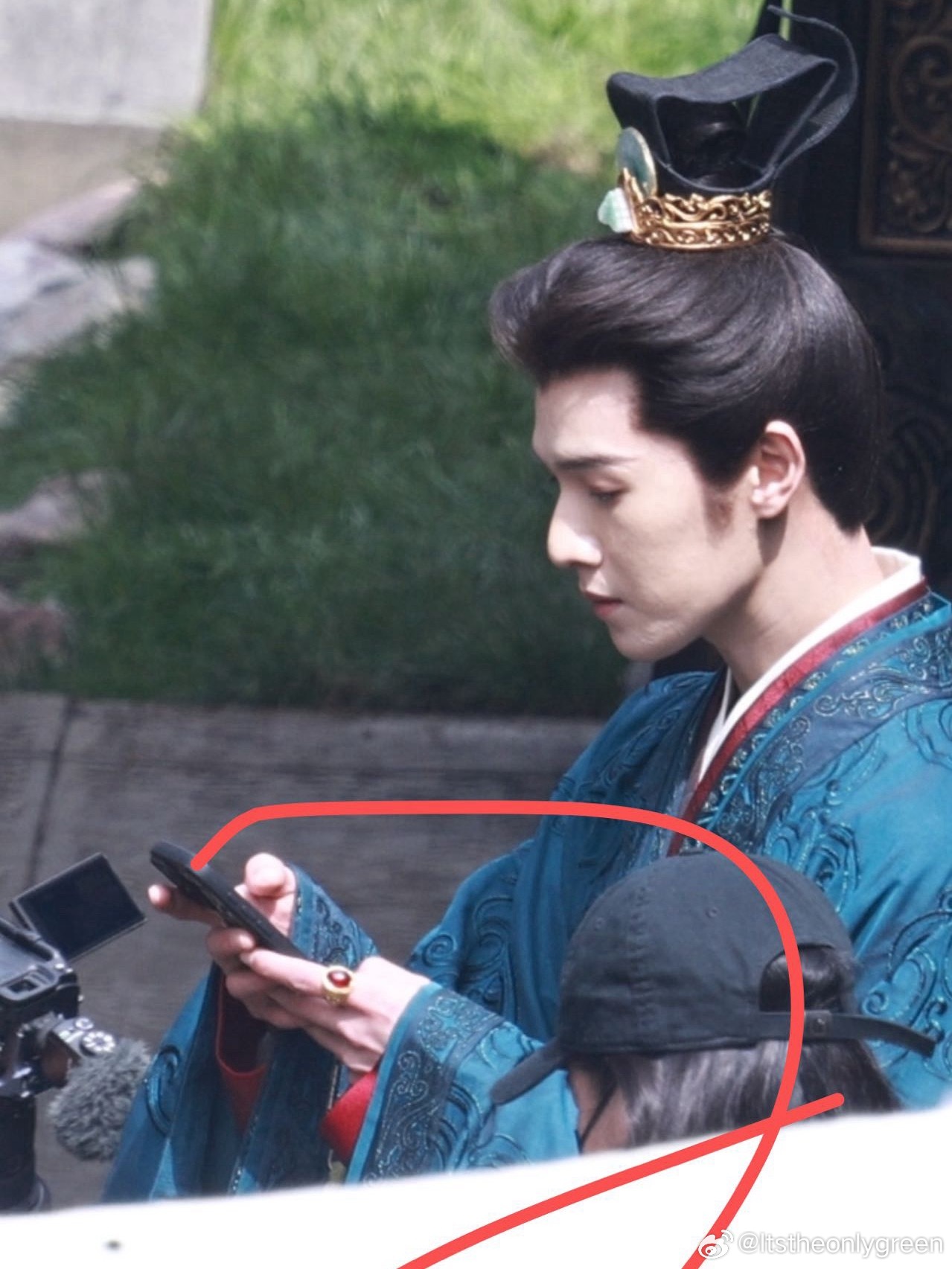 昀牵孟绕  昀牵孟绕 果然单人片场手机又出现了 