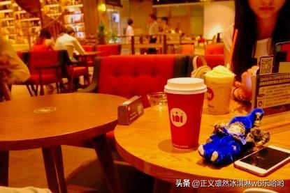 🍒年轻人喜欢在咖啡馆社交，原因还挺多。如今每10个城市青年中，就有3人每周喝咖