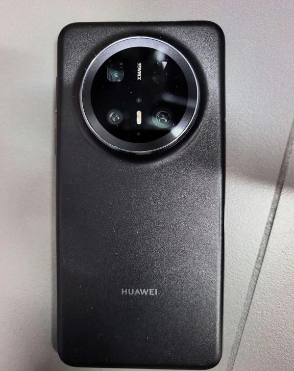 我用的第一款华为旗舰手机是Mate70 pro，目前为止已陪伴了我三年之久。我的