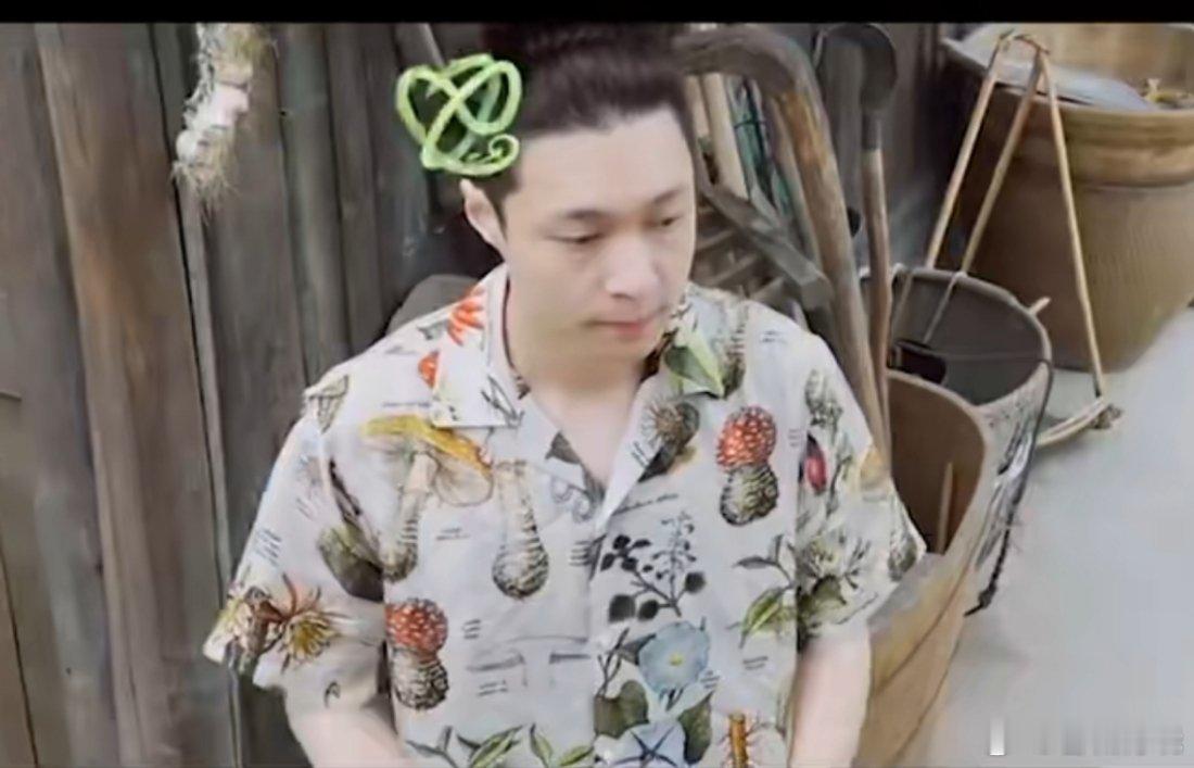 张艺兴素颜状态这个刚睡醒的状态还挺可爱的 ​​​