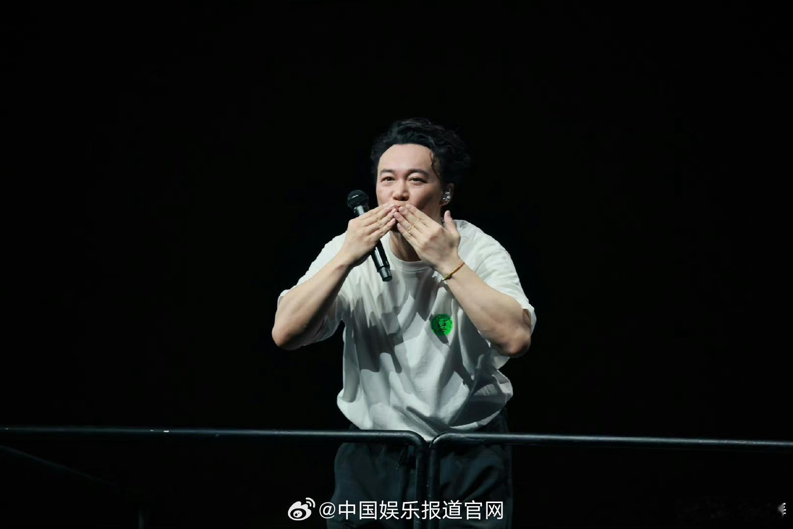 #陈奕迅 谢谢你们救了我# 大连歌迷们与 Eason 的这场相遇太美好啦！Eas