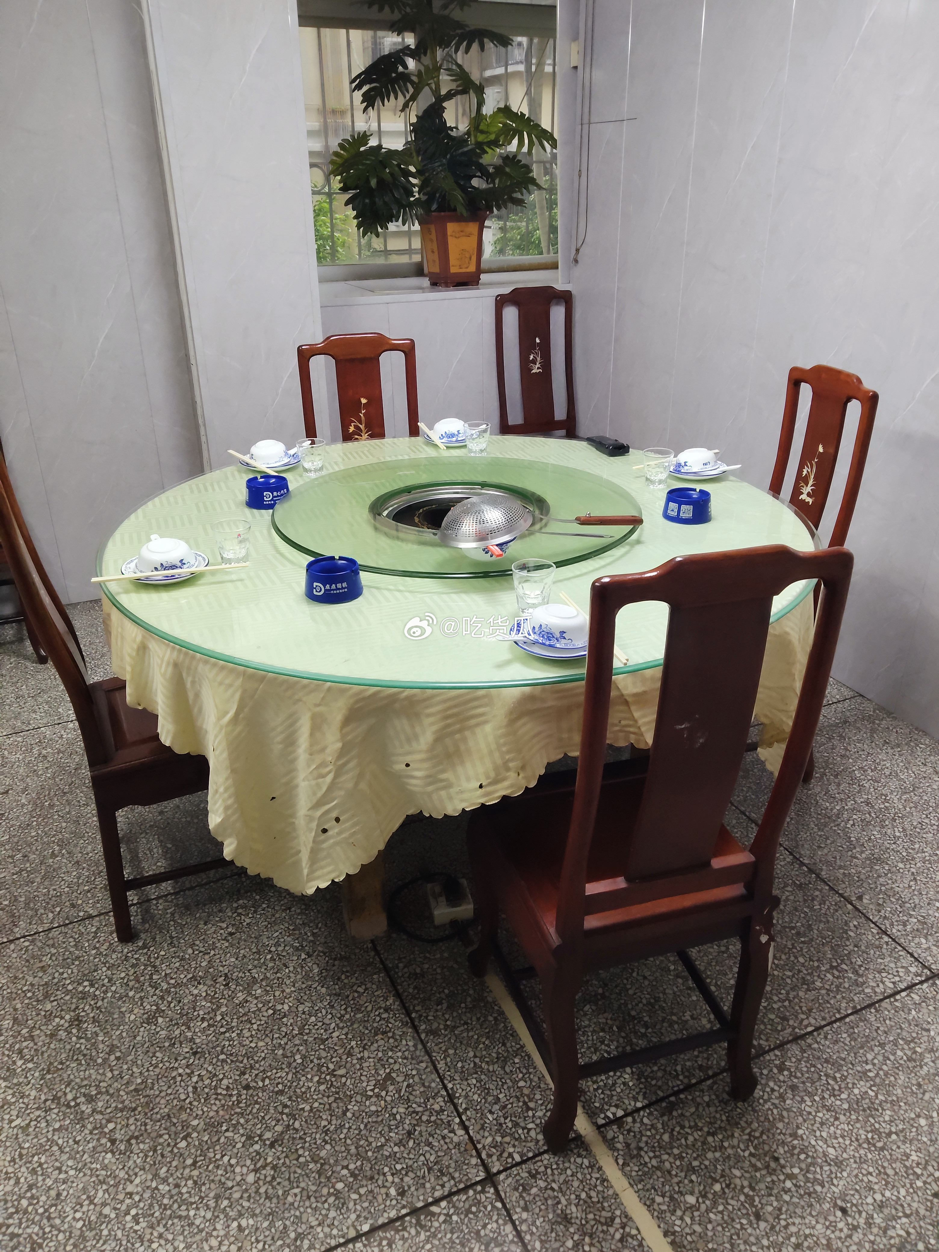 广厦的汾水关，也是多年老店了，室内风格也千百年不变，十分复古。这顿主食就是嘶嘶嘶