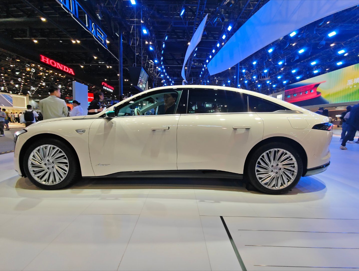 别克至境L7，蛮好看的车子实车车身线条都不错，整体也很好看，内饰很高级，整台车槽