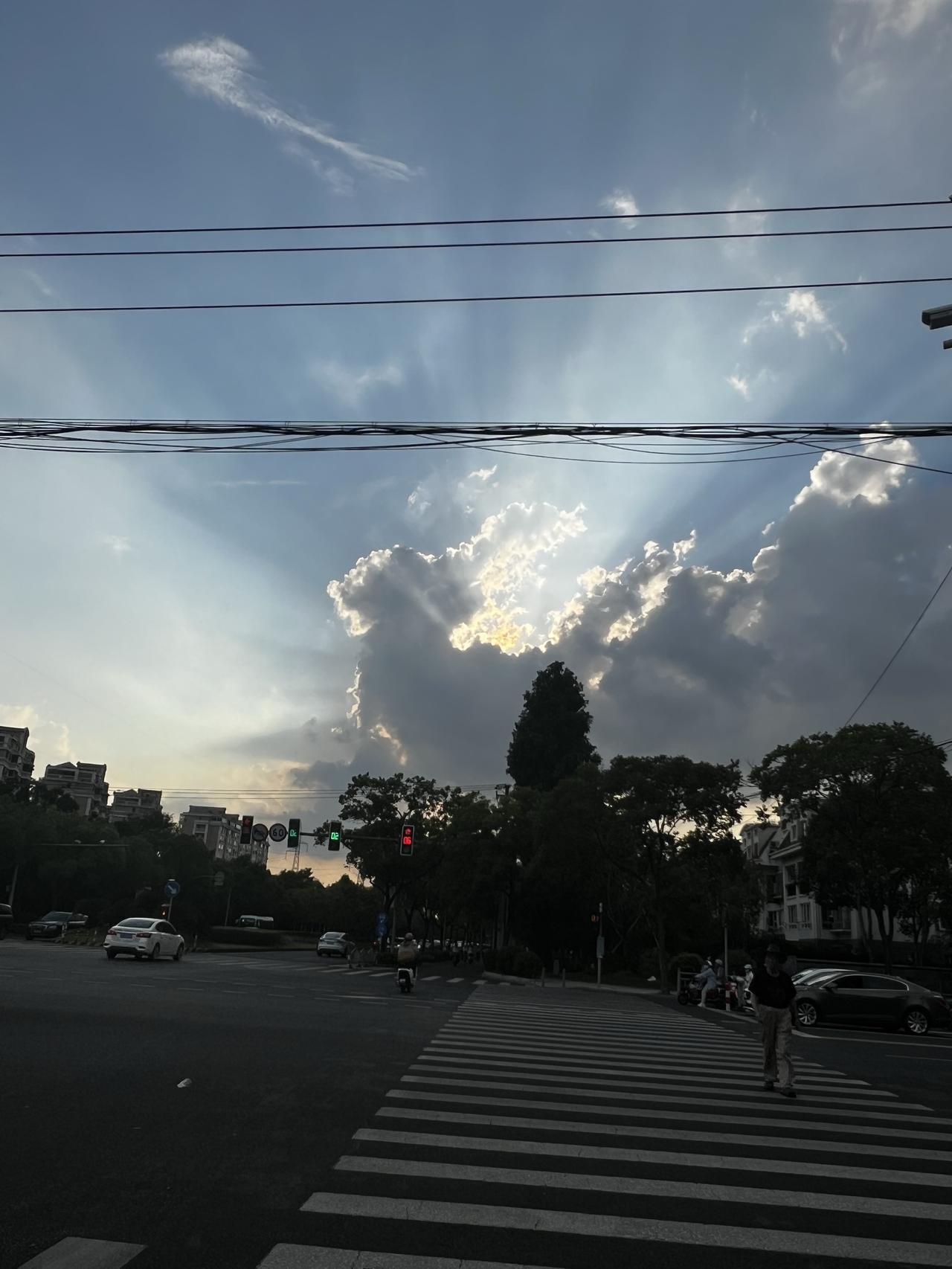 想当年老李一门意大利炮就敢打平安县城，倘若他那时候有几架飞机，他估计敢打东京！