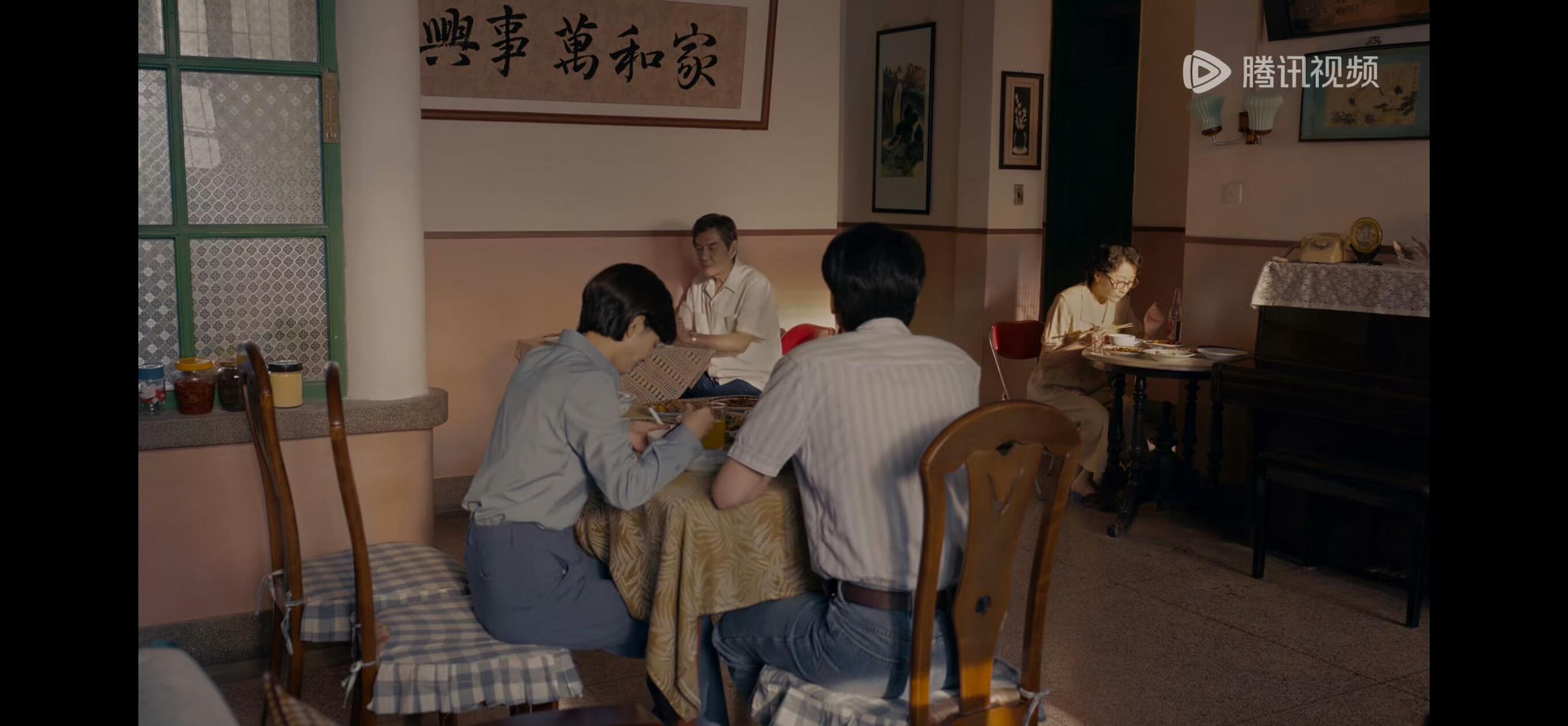 四个人三张桌子吃几个菜四个人分三张桌子吃饭独李秋萍一家了吧 