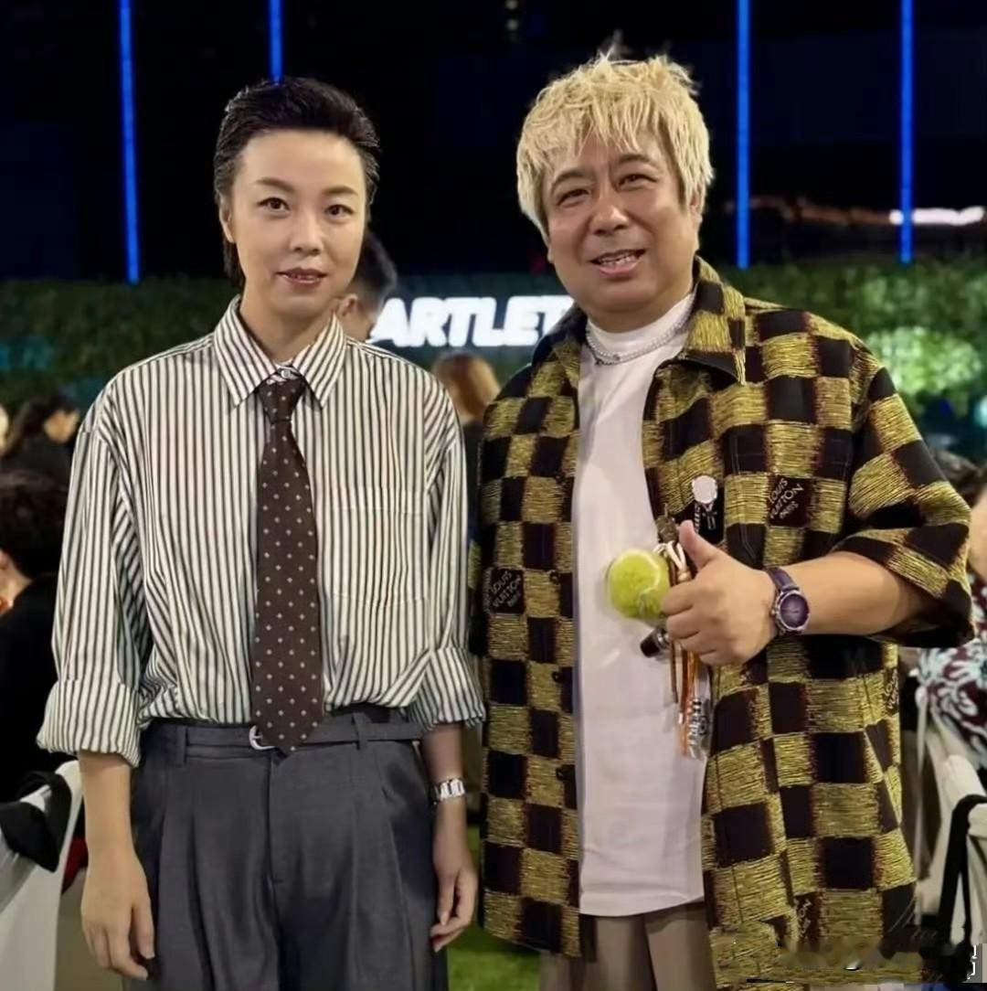 你们能猜出穿条纹衬衫戴领带的人是谁吗？

说实话，乍一看真的看不出是谁。

仔细