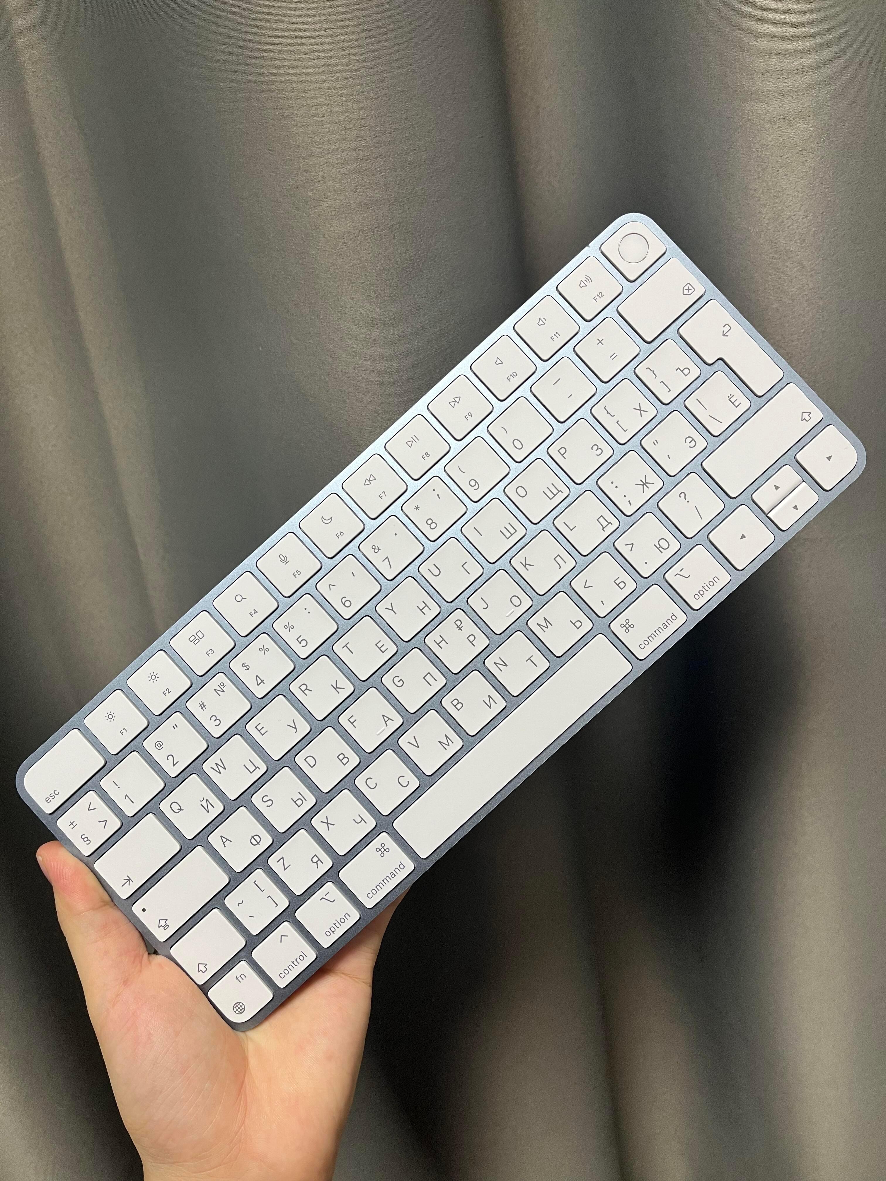Mac妙控键盘妙控键盘延续了苹果一贯的设计语言：一整块铝合金底座与纯白色或黑色的