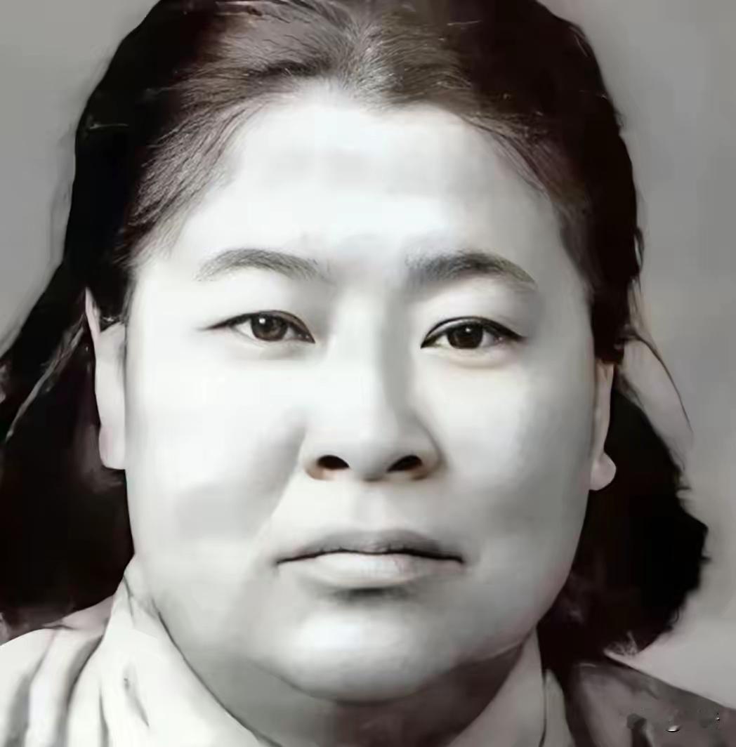 1935年，土匪黑七提出要与红军单挑，20岁女兵何子友主动迎战，她对黑七说：“比