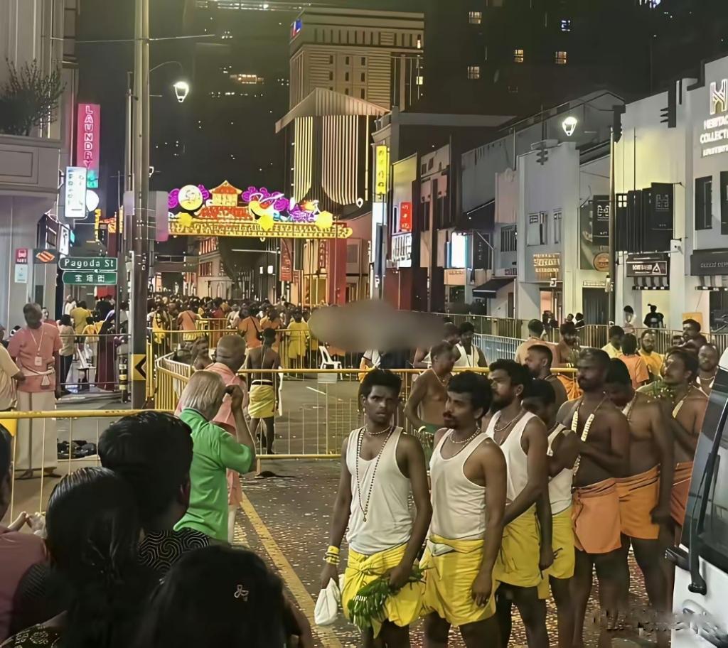 印度人占新加坡总人口的十分之一左右，而新加坡政府管理层里面的印度人，占新加坡政府
