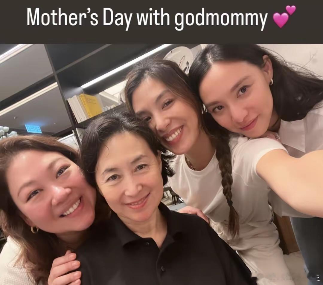 何超琼低调庆祝母亲节，与三个干女儿合照一脸慈祥，无儿无女仍幸福 ​​​
