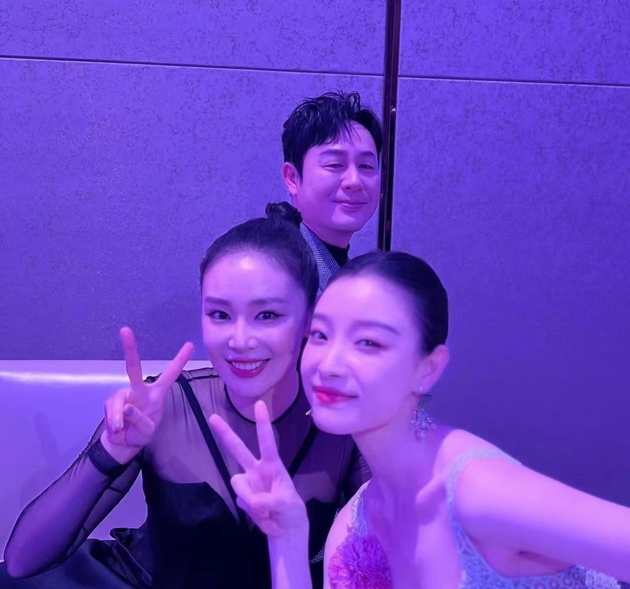 高叶倪妮演过闺蜜向野的我们熟人局 翻完合照狠狠期待节目，倪妮高叶延续闺蜜缘分，李