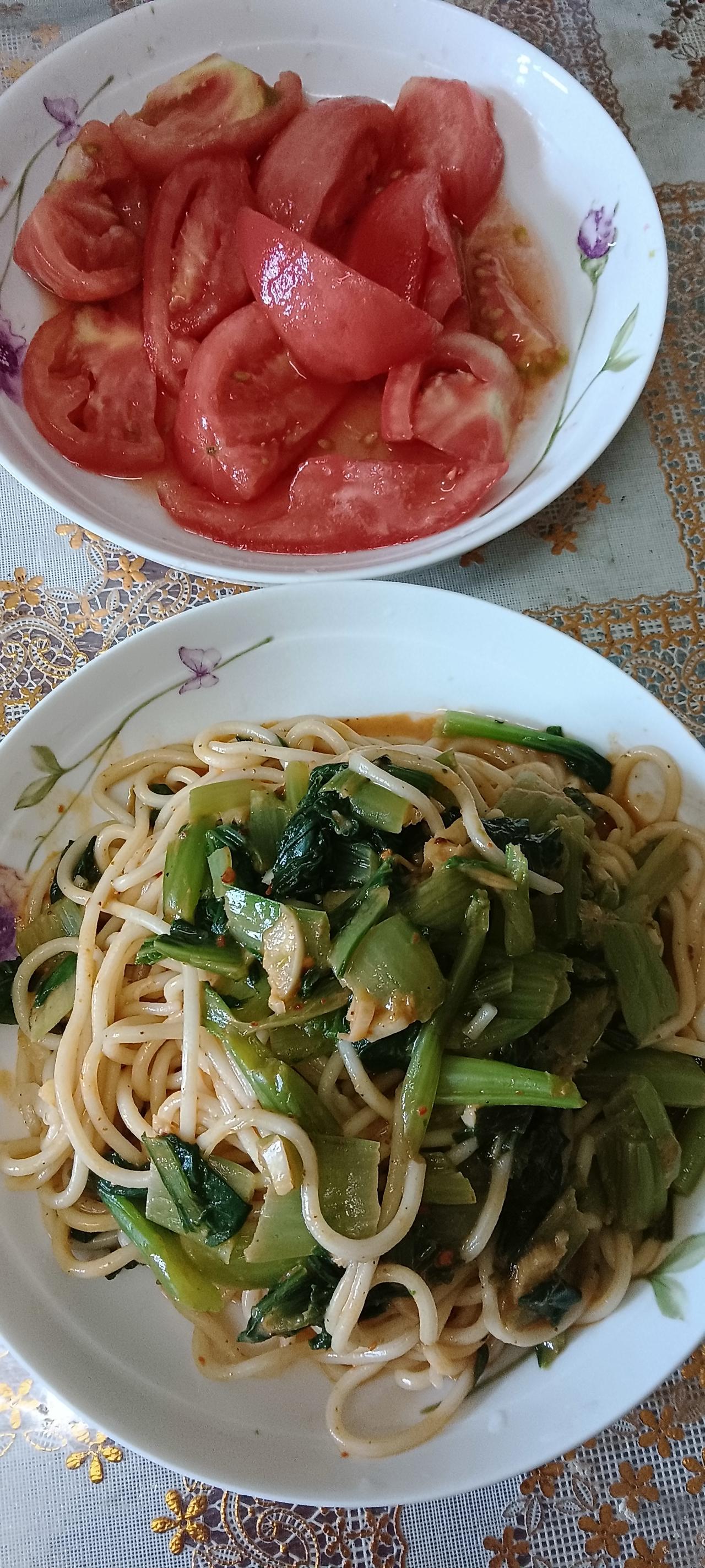 天气炎热，午饭吃凉拌面条，配菜糖拌西红柿