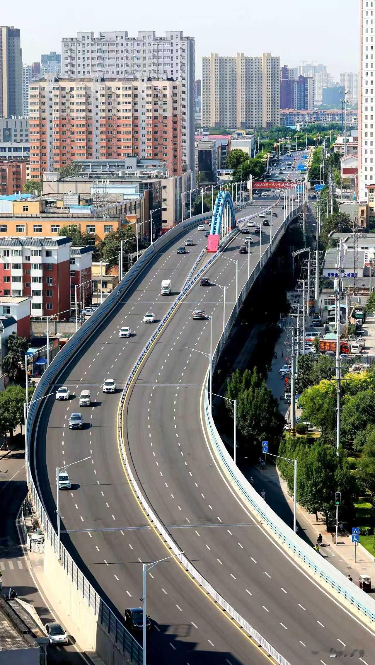 山东 老旧涵洞遇涝变孤岛，德州跨铁路交通亟待破局？

       京沪铁路纵贯