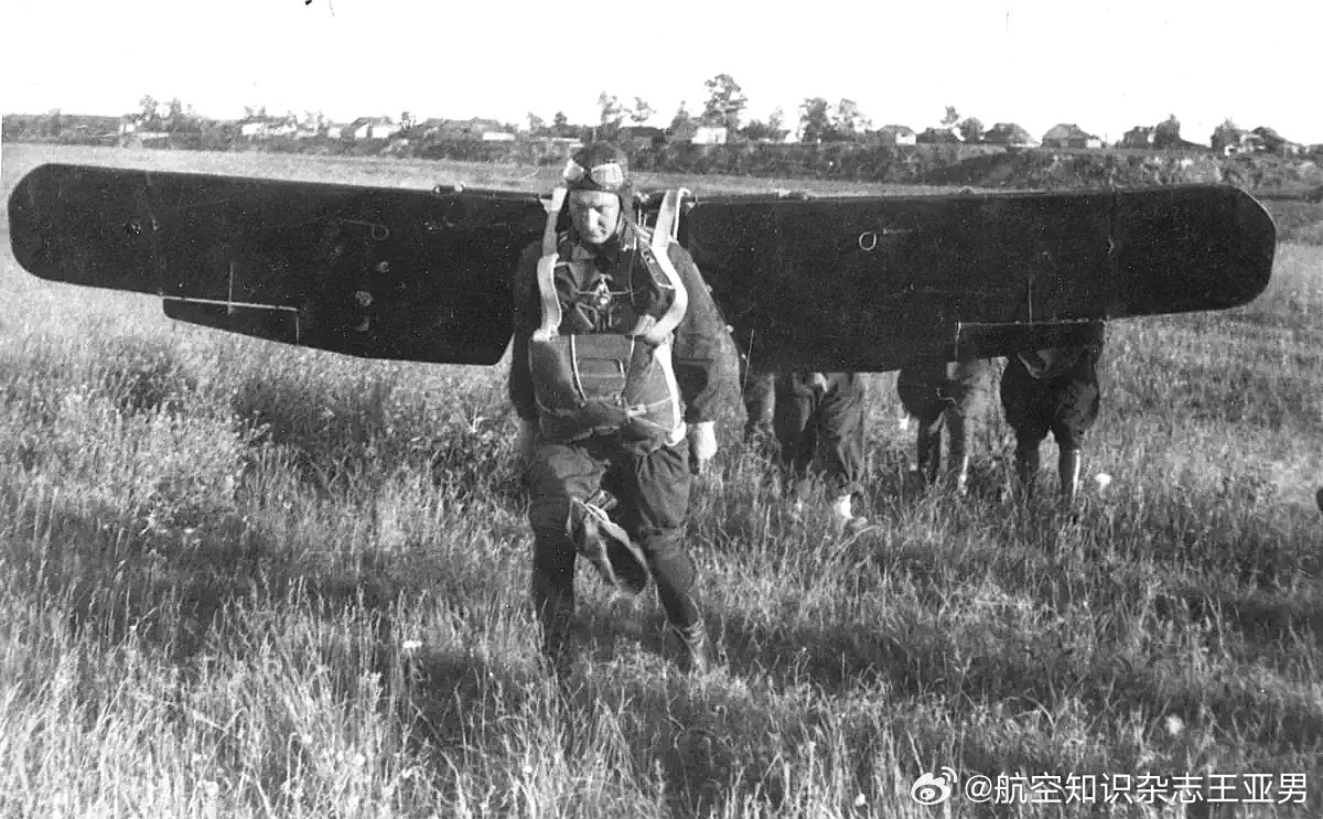 航空创作计划 桑菲洛夫滑翔翼这张1935年拍摄的照片上，一名苏联伞兵背着一副奇怪