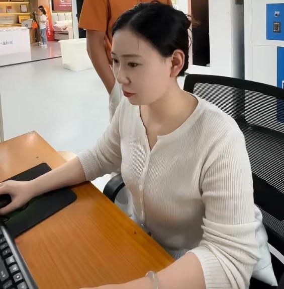 努力工作的文员最美。