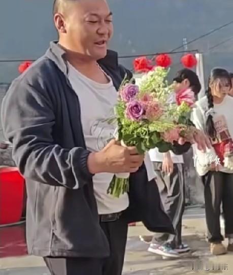2月25日，云南镇雄一婚礼现场，一男子抢到手捧花，转头奔跑送给正在厨房忙碌的妻子