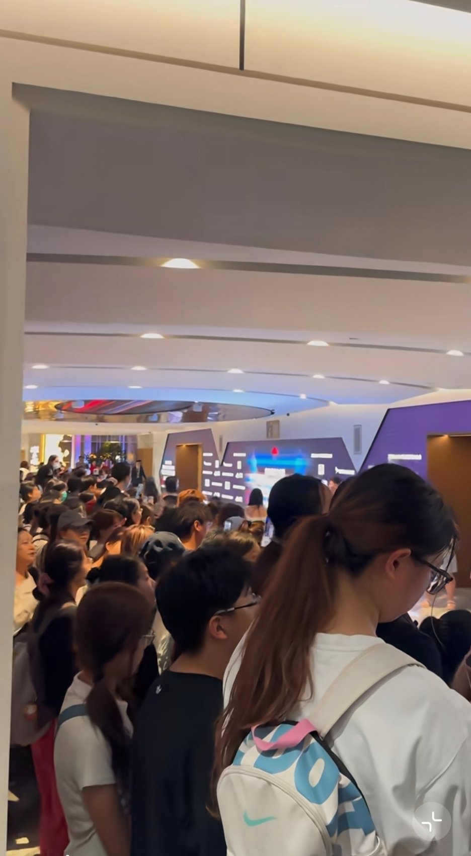 此女粉丝没有越来越少 追线下的反而是越来越多以后感觉人更多了 