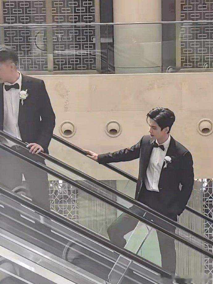 何与给发小婚礼当伴郎快来看！何与又双叒当伴郎了，这次是在发小婚礼上。就他那张脸，