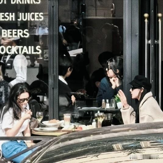 近日，网友在巴黎街头偶遇迪丽热巴和张馨予聚餐，两人戴着墨镜，在露天餐桌旁热聊不停
