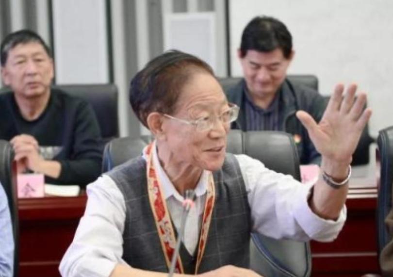 “我老了，不需要那么多钱。”2020 年，一生抠门的大学教授王泽霖，却大手一挥捐