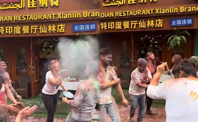 南京这次处理印度人违规过节太刚了。仙林一家印度餐厅没报备，就在大马路上搞洒红节乱