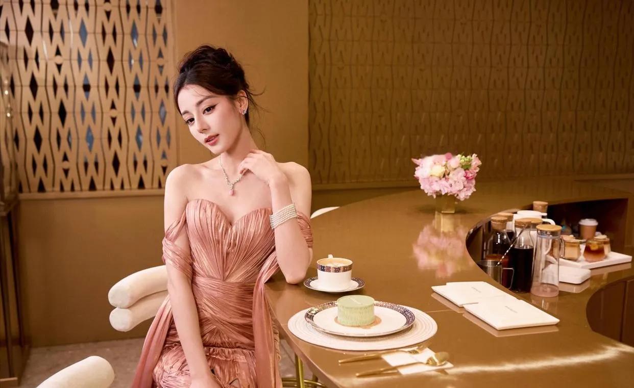 迪丽热巴这次真的是杀疯了，美得让人合不拢嘴，娱乐圈又炸锅了！