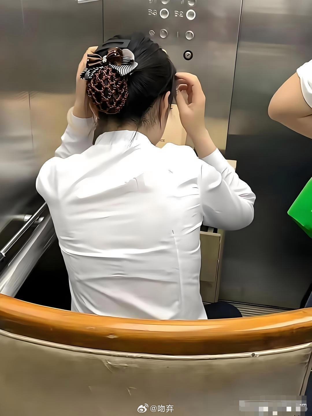 这是什么神仙职位。只用在电梯里帮忙按楼层就行了，还可以吹空调 