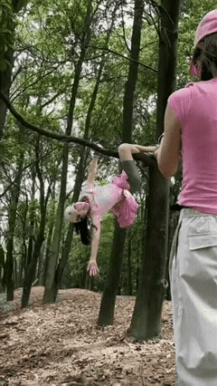 这一下摔的不轻，弄不好破了相了。很奇怪，现在的一些中年女性，总是对一棵老树情有独