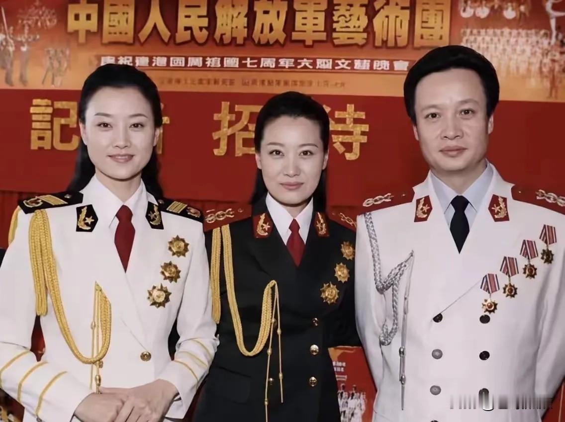 彼年三位部队歌唱家宋祖英、谭晶、阎维文同框，身着军装的他们那叫一个英姿飒爽。宋祖